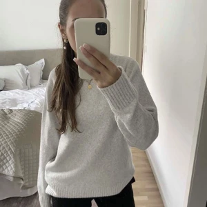 stickad tröja  - En ljusgrå stickad tröja från new yorker och köpte den för 250kr. Säljer denna eftersom den ej kommer till användning💗