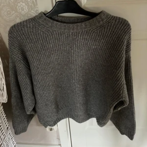 Grå stickad tröja - En grå stickad tröja från HM i storlek S men passar också M och XS. Aldrig använd så tröjan är i nyskick.