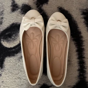 Vita ballerinaskor  - Säljer dessa jätte fina och snygga ballerinaskor som ej kommit till användning alls. De är för små vilket är därför jag säljer dessa 💗