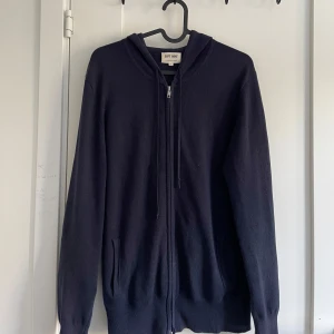 Soft goat 100% Kashmir hoodie - Säljer nu min softgoat hoodie i 100% Kashmir. Storlek M men passar runt S-M, nypris 3000kr. Skriv vid eventuella frågor!