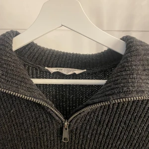 stickad tröja - stickad tröja från hm med dragkedja stl 158/164 så typ S-M