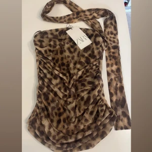  Topp från Zara - Topp från Zara,  Har aldrig använt den. Den är i storlek Medium men kan även passa en large och small  Jag kan även sänka priset ! 💞