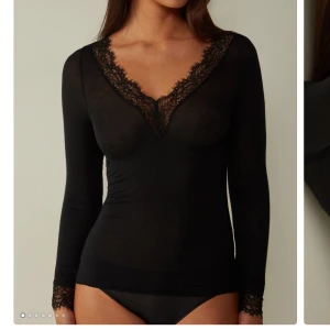 Intimissimi cashmere tröja  - Svart cashmere tröja från intimissimi!🥰Svart, V-ringad med spets!  Aldrig använd! Normal i storleken! Storlek Medium! Har fler bilder på förfrågan!  Nypris 449kr