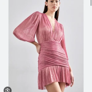 Maje klänning rosa  - Intressekoll!!! På min Maje klänning i rosa, använd 2 gånger; som ny Kan mötas upp i Stockholm! Tryck inte på köp nu