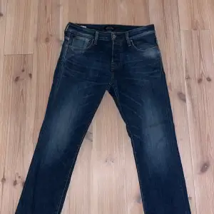 Jack & Jones jeans som är väldigt stilrena och i bra skick