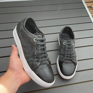 Lanvin - Säljer dessa feta lanvin cap toe i storlek 40 men passar 41! Skick 7,5/10 använda men inga defekter. Hör av dig vid minsta fundering!💯