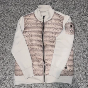 Moncler cardigan - En beige/vit moncler cardigan i bra skick. Inga skador och inte smutsig.