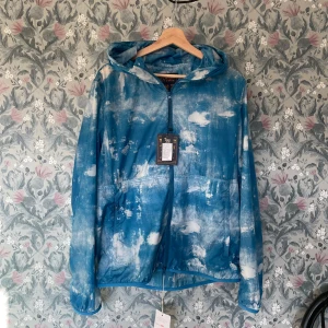 Woolrich windbreaker (HELT NY) - Eftertraktad windbreaker från Woolrich Helt ny med tagsen kvar | Den är i princip slutsåld överallt | Storleken är L men sitter mer som M