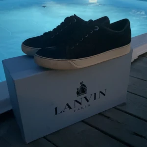 Lanvins - Säljer nu mina lanvins som är i fint skick 7/10. De är i storlek 40-41 (6) Kan tänkas att byta mot trendiga saker såsom andra skor, solglasögon, bälten mm  Ingen brådska att sälja eller få bort skorna. Kommer inte ens svara på skambud.