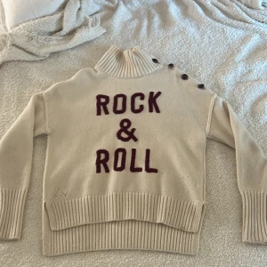 Zadig Voltaire tröja  - Säljer min Zadig Voltaire tröja som är använd runt 2 gånger, fick i present men kommer inte till användning, 