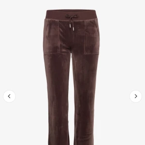 Juicy couture byxor - Säljer dessa juicy couture byxor i brun färg🩷 superfina, använda men sparsamt alltså som nya! Originalpris 1200kr!