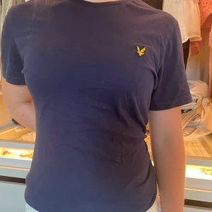 Mörkblå t-shirt - Jättesnygg från lyle and scott. Pris kan diskuteras vid snabb affär 🩷