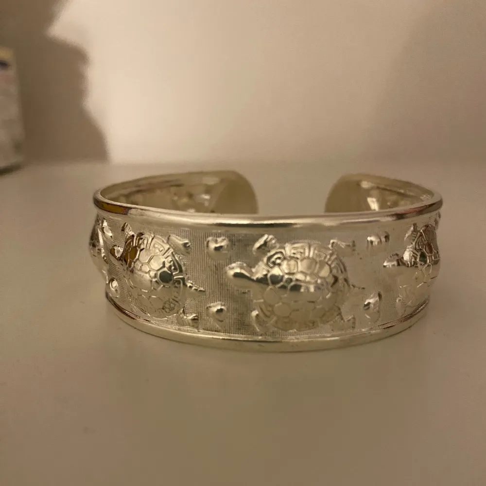 Säljer ett armband i silver som är helt ny och har använts en gång. Armbandet är i bra skick!  . Accessoarer.