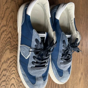 Philippe Model Skor - Säljer dessa Philippe Model skor i storlek 43-44, Box samt dustbag medföljer. Pris kan diskuteras, INGA RETURER!