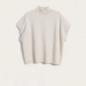 Vit stickad topp - Säljer en superfin vit stickad topp med korta ärmar. Den har en hög ribbad krage och är perfekt för lager-på-lager under hösten. Toppen är i ett mjukt och bekvämt material som känns skönt mot huden. Slutsåld därför i nypris, lägg gärna prisförslag 