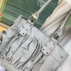 Vintage grå väska !  - Köpt från second hand , själv använt 1 gång :) 