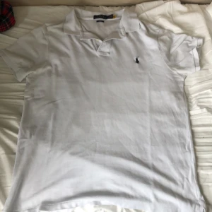 Vit Ralph Lauren piké Slim fit - Vit Ralph Lauren piké Slim fit tröja, knappt använd 