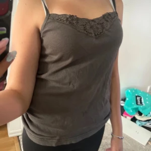 Grå/grönt Linne - Inga skador. Står stt det ör storlek M men känns lite närmare S