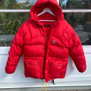 Fjällräven Expedition Down vinterjacka Röd - Fjällräven Expedition Down vinterjacka i röd färg. Storlek XS men passar olika beroende på hur man vill ha den. välanvänd med flera defekter, därav det billiga priset. Fortfarande fullt funktionell, varm och bekväm. DM för bilder. Pris kan diskuteras