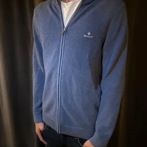 Kofta från Gant - En riktigt skön fullzip/kofta köpt på gant. Bra passform och skön nu mot hösten. Pris kan såklart diskuteras!