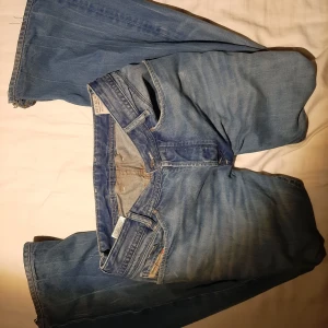 Lågmidjade bootcut Disel jeans! - Jättefina lågmidjade utsvängda jeans av märket Disel!! Säljer för att dom tyvärr inte passade mig💔. Massor av snygga detaljer!!  Dom var inte bootcut från början. Midjemåttet är 38 och innerbensländen är 75. Kontakta mig vid frågor 💕