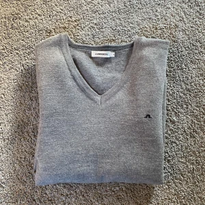 J.LINDEBERG 100% merino ull sweater  - Tjena, säljer min j.lindeberg sweatshirt då den har blivit för liten. Den är gjord i 100% merino ull och nypris ca 1500kr. Toppen skick inga större defekter. pm✉️ för bilder mm.