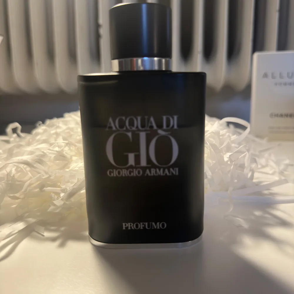 Acqua di gio Profumo 55 ml av 75, perfekt att bära varje dag till skolan eller jobbet men också passande till finare tillfällen. Nypris på 75 ml är 1200+ kr på grund av att den inte produceras längre. Har förvarats i kyla och mörker.. Parfym.