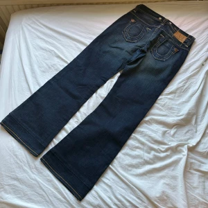 lågmidjade bootcut true religion jeans - midja rakt över 38cm, innerben 79cm