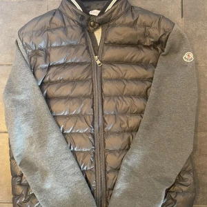 Moncler cardigan  - En jätte snygg moncler cardigan i utmärkt skick. Storlek m herr och är köpt för 11 500 men säljs för 3799. Skick 9 av 10 inga defekter. Priset är inte hugget i sten, självklart äkta! Bara att skriva ifall ni har frågor 