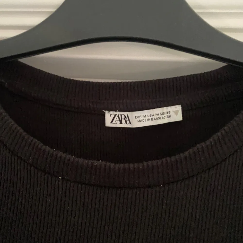Zara svart volang topp Storlek M . Puserot.