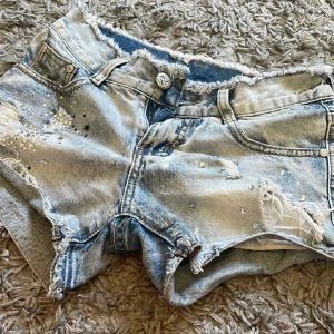 Snygga jeansshorts från Cypern   - Säljer dessa jeansshorts från Cypern med glitter kristaller på 💙🪬