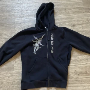 One Of One - Säljer en One Of One hoodie äkta i storlek medium, använd 2 till 3 gånger riktigt bra skick.