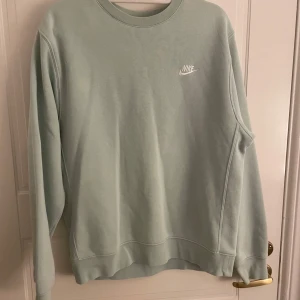 Nike tröja - Skön sweatshirt från Nike. En liten fläck som knappt är synbar. Lite overzied 