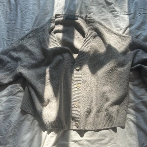Stickad kofta  - Den är i bra skick o använd mina 1 gång, man kan inte se storleken på koftan för lappen är bort riven men den är i storlek XL