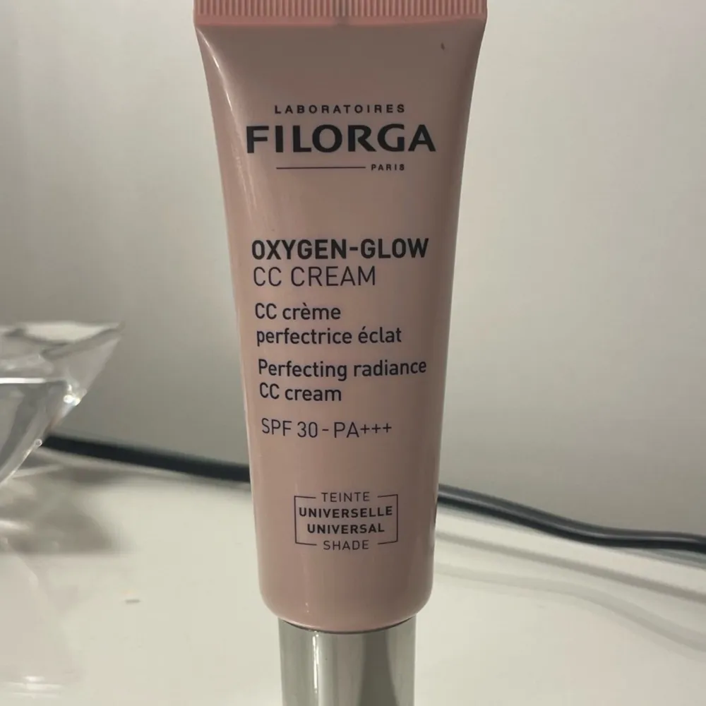 FILORGA OXYGEN-GLOW CC CREAM SPF 30. Har lite pigment i sig så den jämnar ut huden bra och ger ett jättefint lyster! 40 ml Har endast testat den. Skönhet.