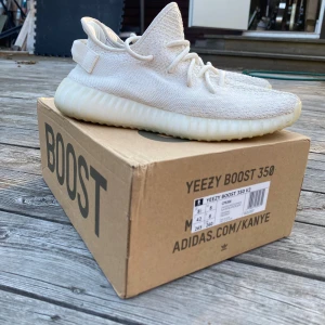 Yeezy 350 Cream - Har inte skorna hemma just nu därav bilden, vid intresse skriv så fixar jag bild när jag hämtat dem. Riktigt fint skick knappt använda låda fås med. Liten i storlek. 