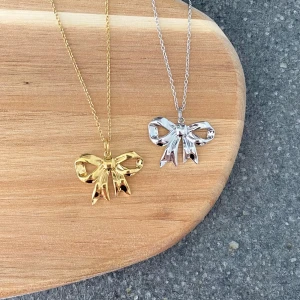 Rosett halsband - All information på bild 2 👉🏻 Längd på kedja kan man välja själv, bild 3.  En för 79kr frakt ingår 💌 Instagram - Vikiicom