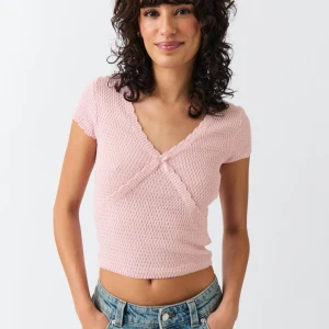 Fin ljusrosa topp - En super fin topp från Gina tricot! Använd endast en gång, säljer då den inte kommer till användning 🩷