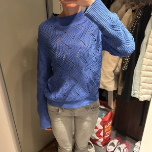 Blå stickad tröja - Säljer en superfin blå stickad tröja som är perfekt nu i höst. Tröjan är både mysig och trendig, älskar den blå färgen😍