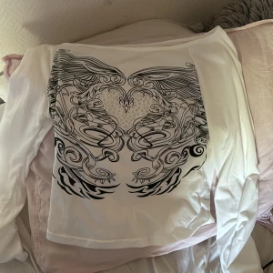 Vit strass grafisk tröja - Riktigt snygg tröja med en cool grafik på