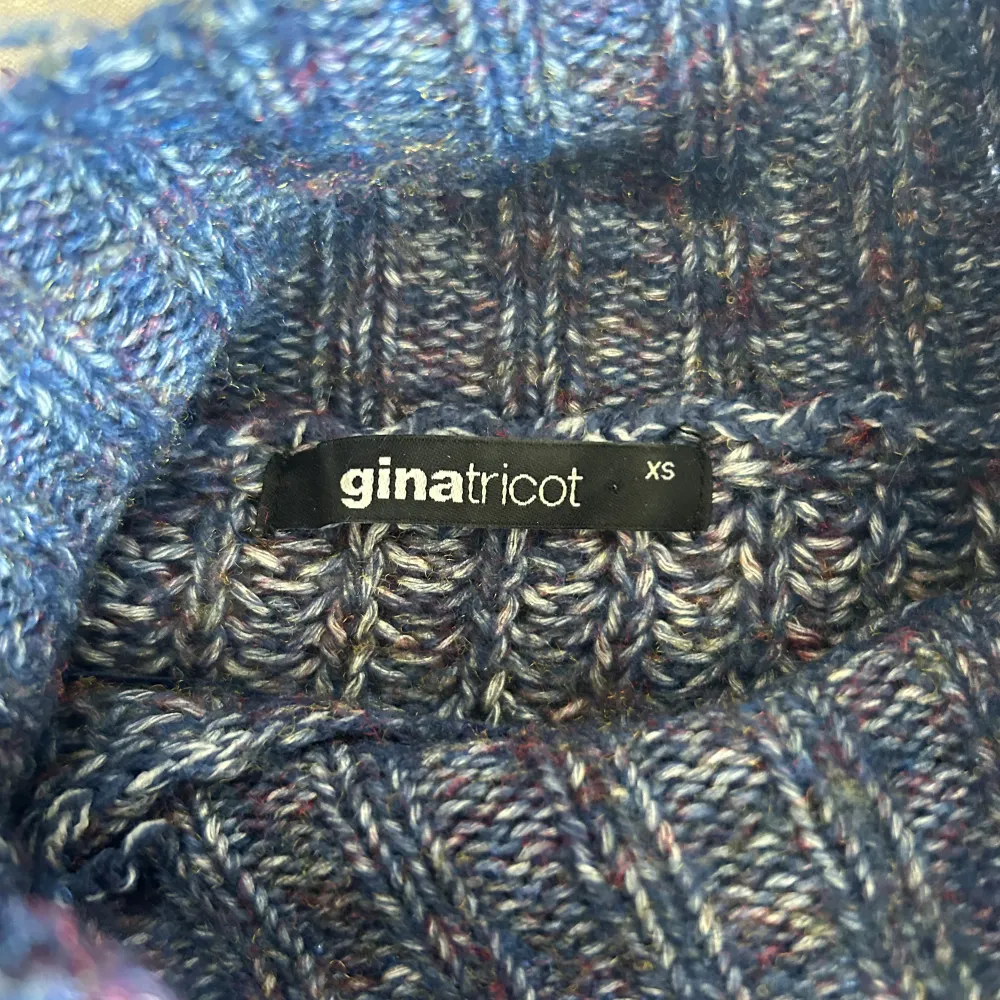 Kort stickad tröja med halvpolo krage i bra skick från Gina Tricot. Stickat.