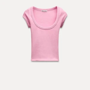 Rosa topp från Zara - Ribbad och stretchig, inte använd. Slutsåld i denna storlek på hemsidan