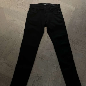Replay Anbass Jeans - Nu säljer jag ett par knappt använda replay anbass jeans i 9,5/10 skick. Tar även emot byten. Tveka inte på att höra av er för fler frågor eller liknande.