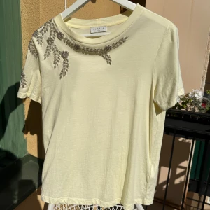 Sandro tshirt - Säljer denna sandro tshirt. Gul med fina detaljer.