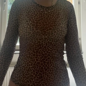 LEOPARD TOPP - Jätte fin leopard topp. Den är genomskinlig och skit snygg med bh under. 