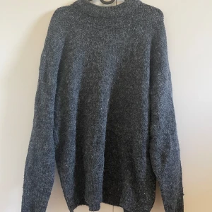Stickat grå tröja  - Jätte fin mörkgrå stickad tröja i storlek S från Lager 157. Bara använt en gång och i bra skick! Köpte för 150kr och säljer nu för 100kr