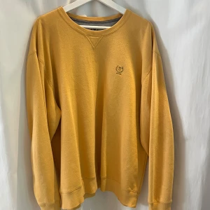 Gul oversized sweatshirt - Senapsgul sweatshirt. Mysig, mjuk och oversized! Köpt second hand, bra skick. 