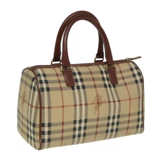 Burberry Nova Check väska - Ursprung: Italien   Material: PVC-läder Färg: beige Tillbehör: inga   Har han några små tecken på användning, men överlag bra skick. Kolla gärna bilderna! B 27 cm x B 16 cm x D 14