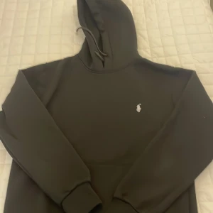 Polo hoodie  - 10/10 skick. Inget kvitto bara kapp från när jag köpte den så därför såäljer jag den billigt 👌🏽.