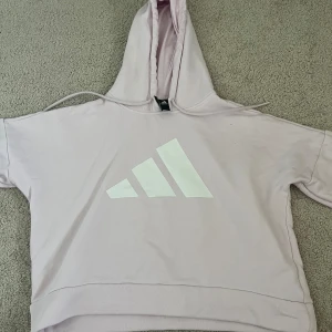 Rosa Adidas tjocktröja 🎀 - En jätte mysig & fin adidas hoodie. Passar perfekt nu till hösten/vintern🌟